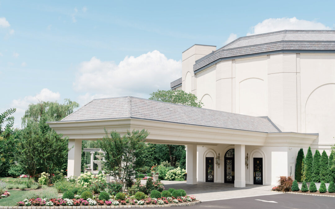 Indoor vs. Outdoor Weddings: How to Choose the Perfect Setting in Any Season